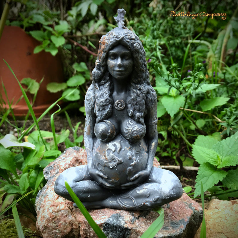 Ritual- und Meditationskerze Patcha Mama. Eine weibliche Figur mit schwangerem Bauch der die Erdkugel sybolisiert. Bemalt mit feinem Kupferpuder.