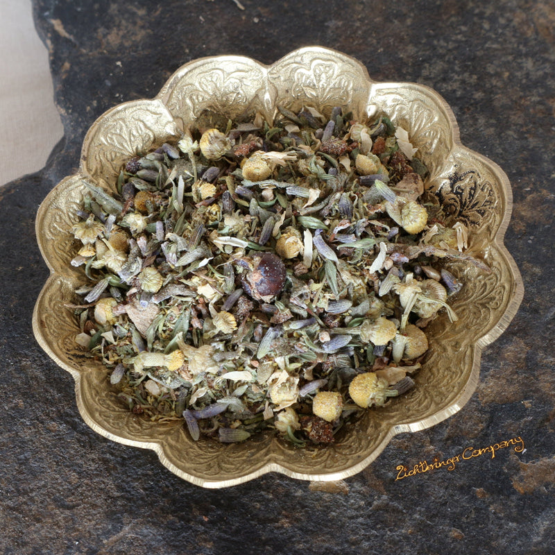 Heimische Räuchermischung aus Kamillenblüten, Lavendel, Fichtenharz, Propolis, Alantwurzel in einer kleinen Schale