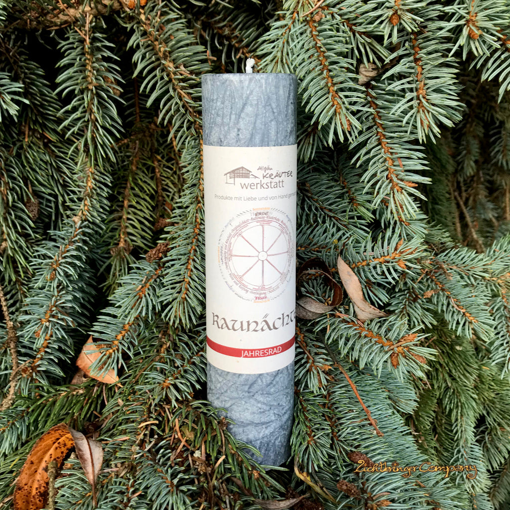 Rauhnächte Kerze – Heilkräuterkerze in sanftem Grauton aus der Allgäuer Kräuterwerkstatt, aus der Serie Jahresrad