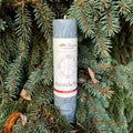 Rauhnächte Kerze – Heilkräuterkerze in sanftem Grauton aus der Allgäuer Kräuterwerkstatt, aus der Serie Jahresrad