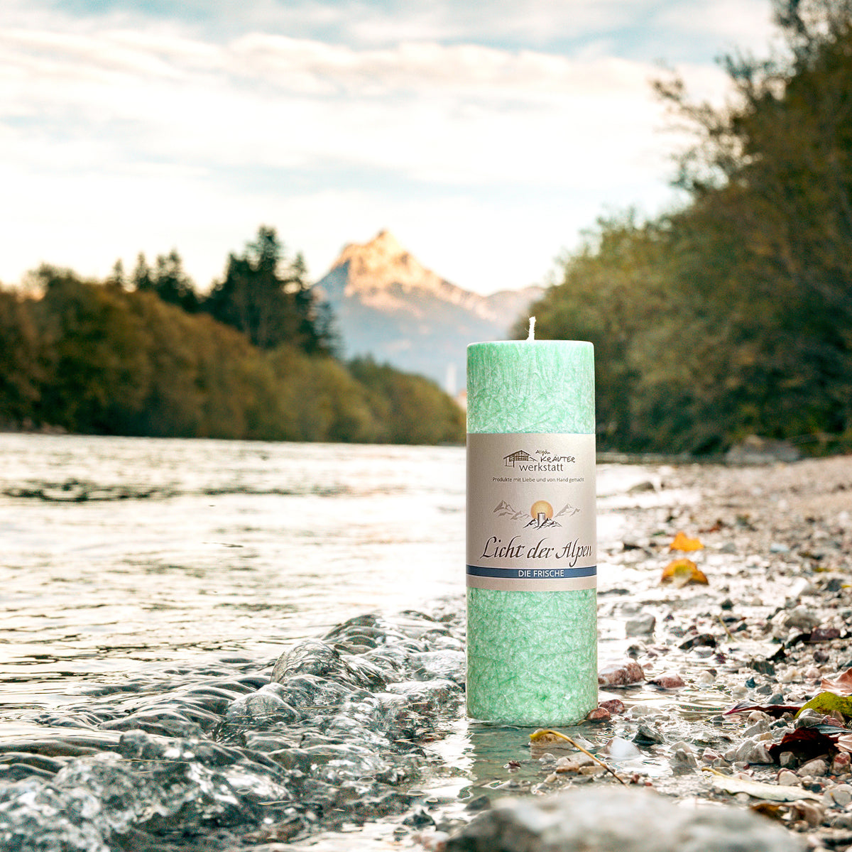Allgäuer Duftkerze Die Frische – naturreine Duftkerze, Einzelansicht vor Alpenpanorama
