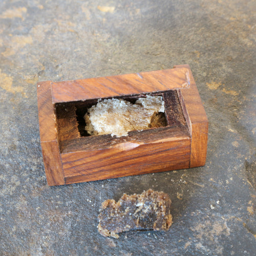 natürliches Amberharz im kleinen Holzkästchen, Detailansicht –  Lichtbringer Company Räuchermanufaktur