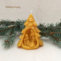 Weihnachtsbaum-Kerze mit Krippenmotiv aus Bienenwachs – von der Lichtbringer Company