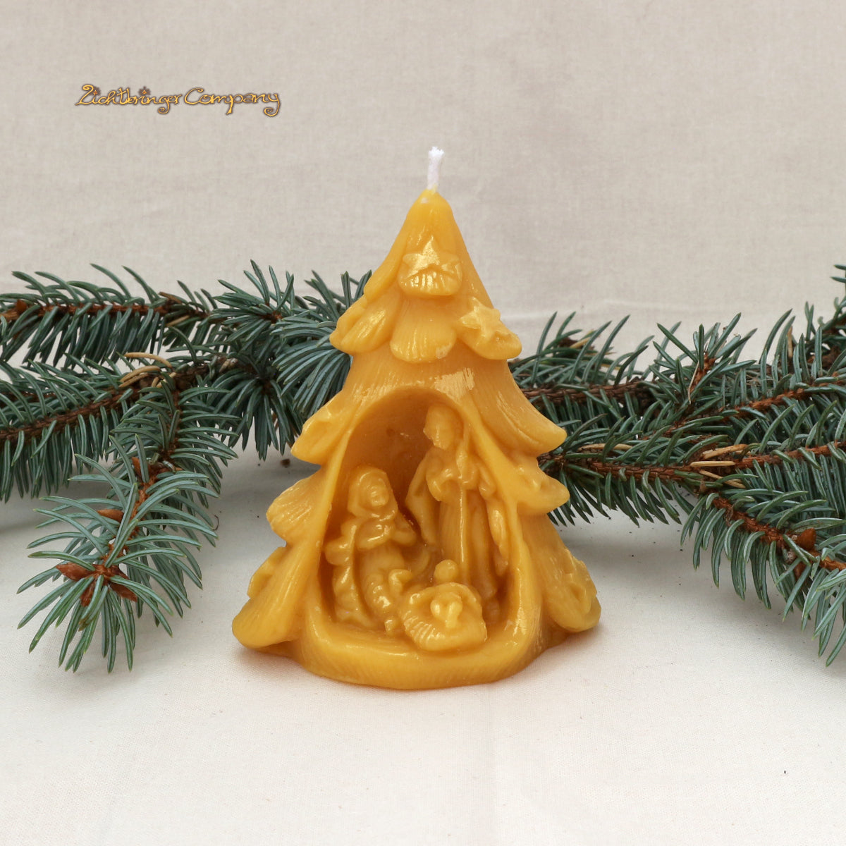 Weihnachtsbaum-Kerze mit Krippenmotiv aus Bienenwachs – von der Lichtbringer Company