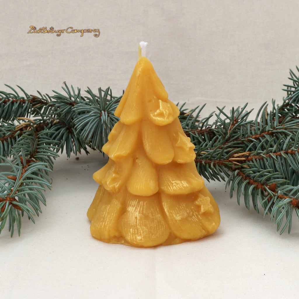 Weihnachtsbaum-Kerze mit Krippenmotiv aus Bienenwachs – Detailansicht von hinten, Lichtbringer Company