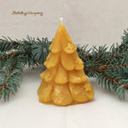 Weihnachtsbaum-Kerze mit Krippenmotiv aus Bienenwachs – Detailansicht von hinten, Lichtbringer Company