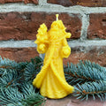 Weihnachtsmann-Kerzenfigur aus gelbem Bienenwachs, handgefertigt von Lichtbringer Company