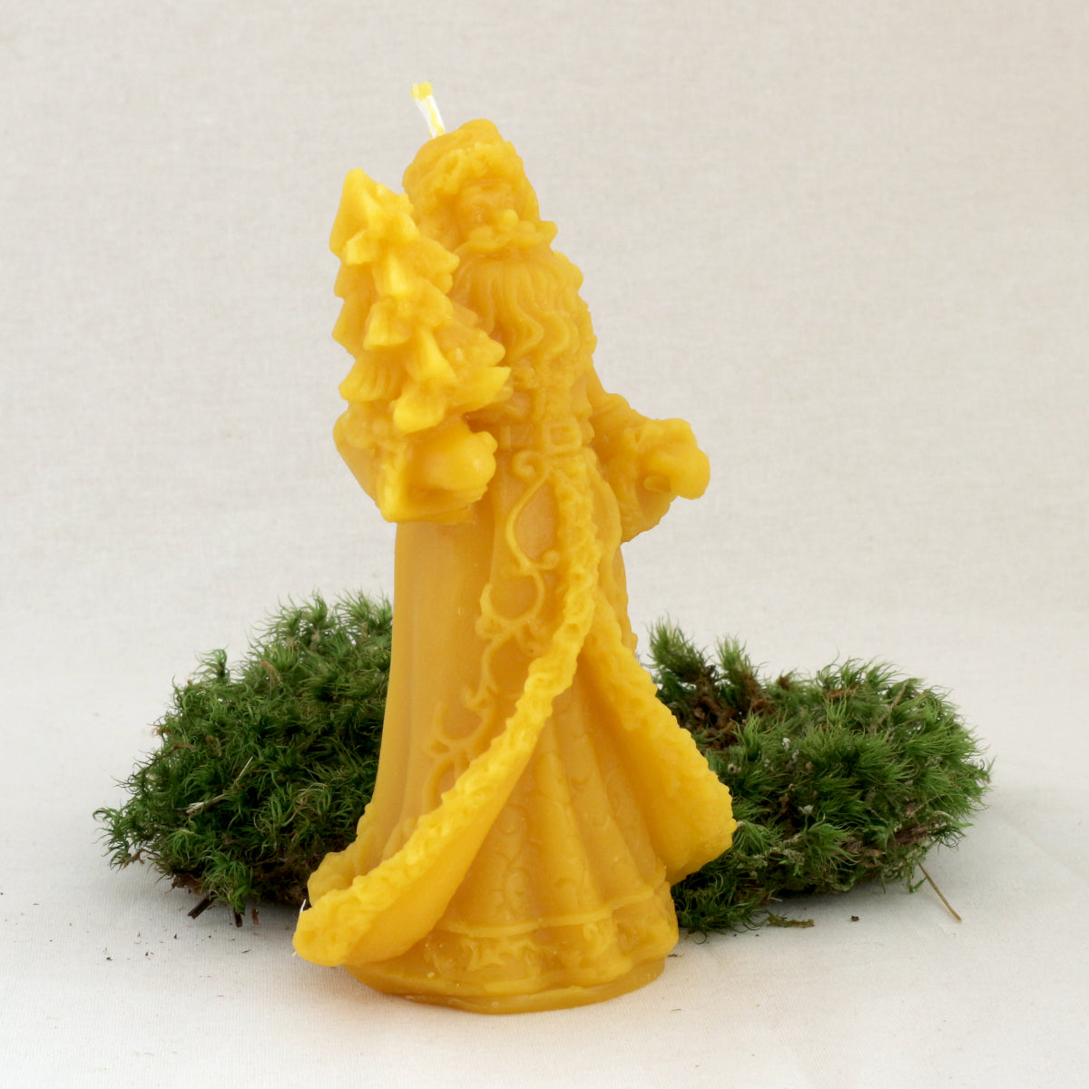 Nikolauskerze mit Tannenbaum Detailansicht – Naturwachskerze als Weihnachtsgeschenk von Lichtbringer Company
