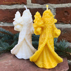 Nikolauskerze, Weihnachtsmannfigur – gelb aus Bienenwachs, weiß aus Rapswachs, handgefertigt von Lichtbringer Company