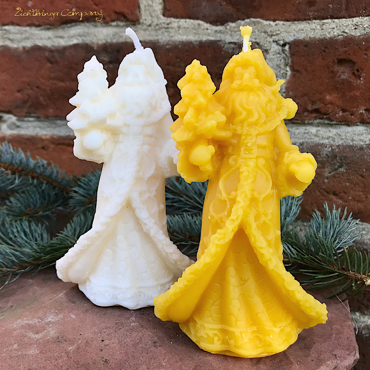 Nikolauskerze, Weihnachtsmannfigur – gelb aus Bienenwachs, weiß aus Rapswachs, handgefertigt von Lichtbringer Company
