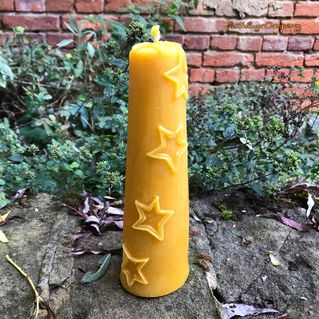 Kerze aus Bienenwachs mit Sternen und Glitzer. Farbe naturbelassenes Bienenwach Höhe 18 cm, Durchmesser 5,5 cm