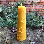 Kerze aus Bienenwachs mit Sternen und Glitzer. Farbe naturbelassenes Bienenwach Höhe 18 cm, Durchmesser 5,5 cm