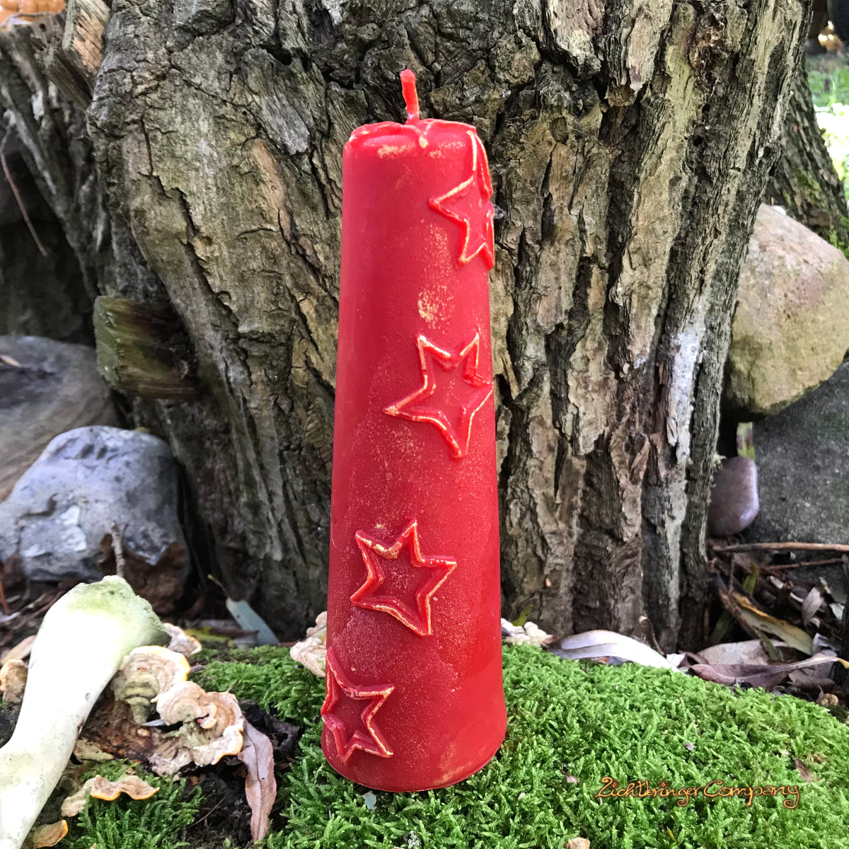 Kerze aus Bienenwachs mit Sternen und Glitzer. Farbe Bienenwach rot eingefärbt. Höhe 18 cm, Durchmesser 5,5 cm