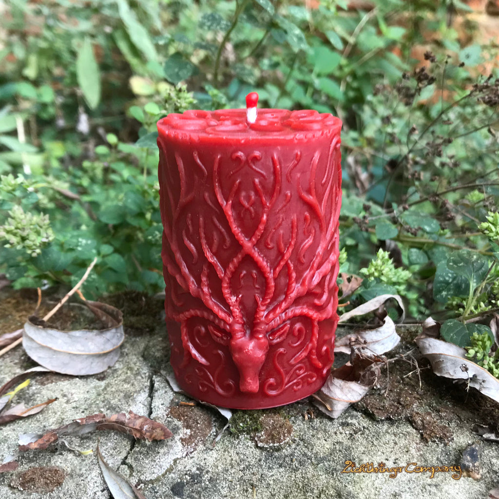 Cernunnos Hirsch Stumpenkerze aus Bienenwachs in Rot – handgefertigt von Lichtbringer Company