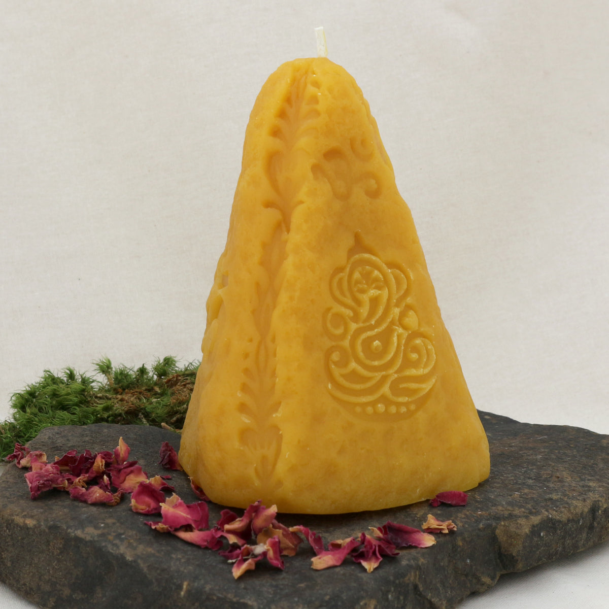 Kerze mit Om, Ganesha, Spirale - Tempelberg aus Bienenwachs