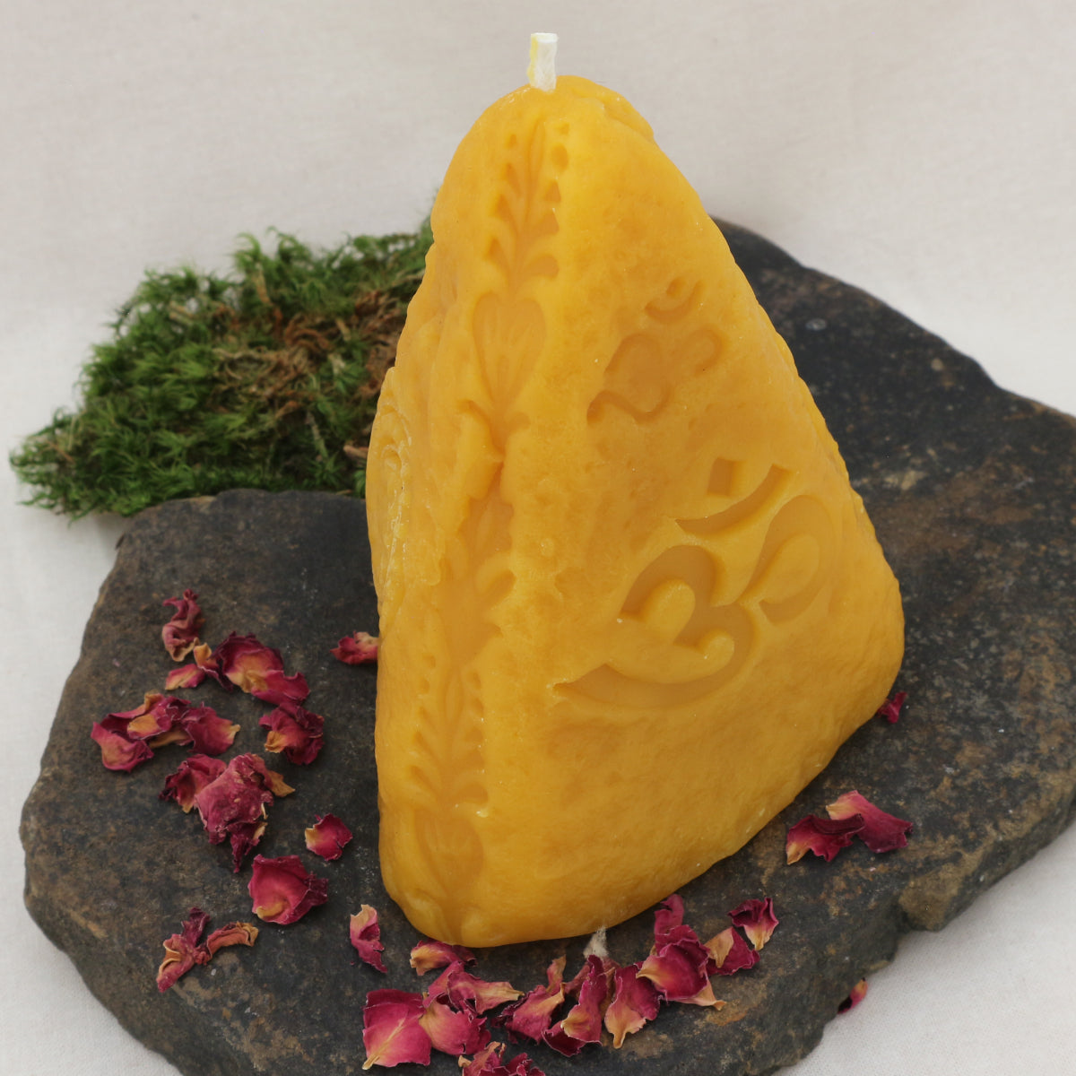 Ritualkerze mit Om, Ganesha, Spirale - aus Bienenwachs