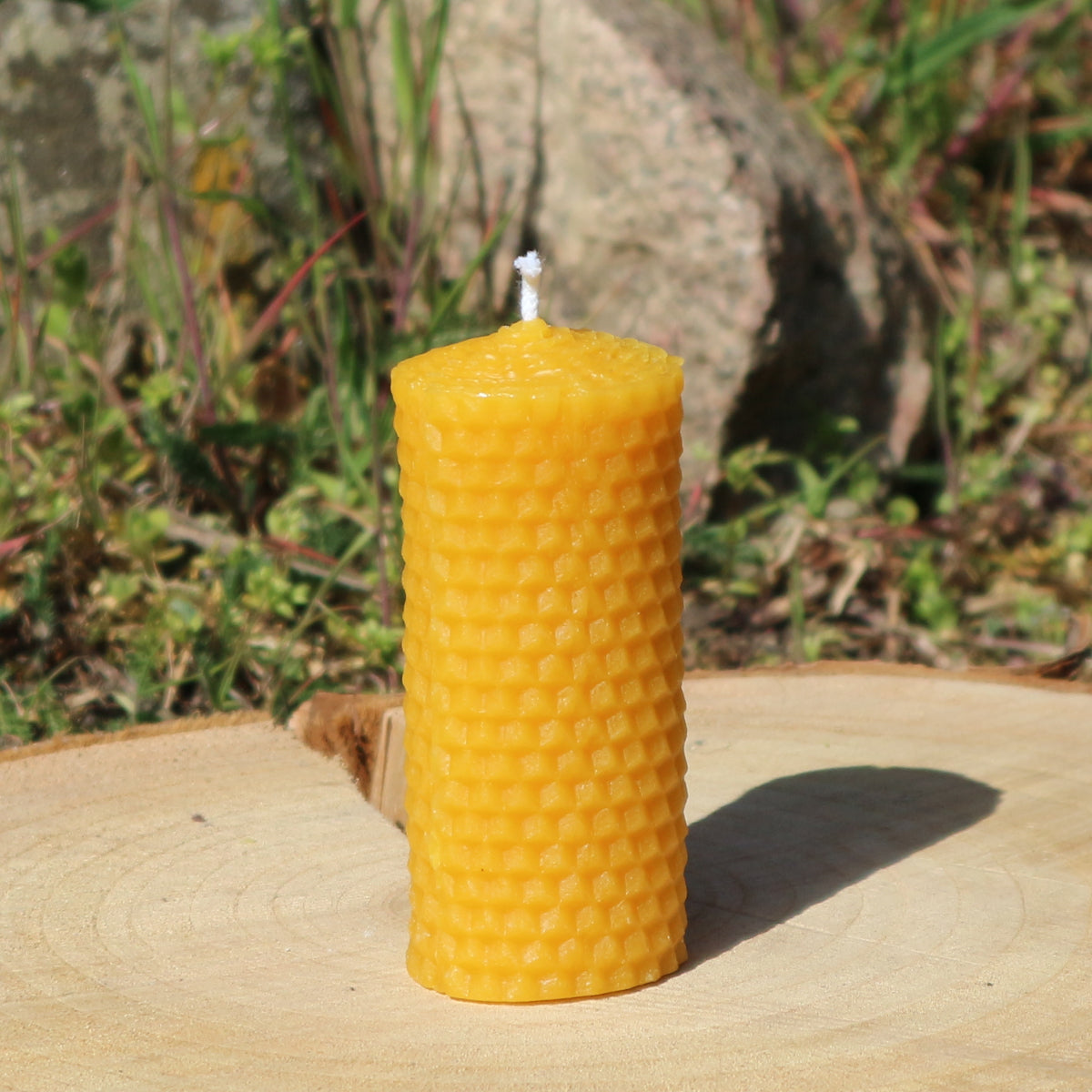 Bienenwachskerze in Wabenoptik Höhe 8,5cm Durchmesser 4cm Gewicht 80 Gramm