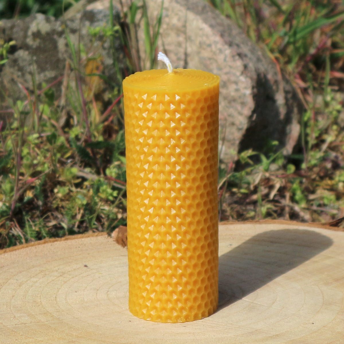 Bienenwachskerze in Wabenoptik Höhe 11cm Durchmesser 4,5cm Gewicht 150 Gramm