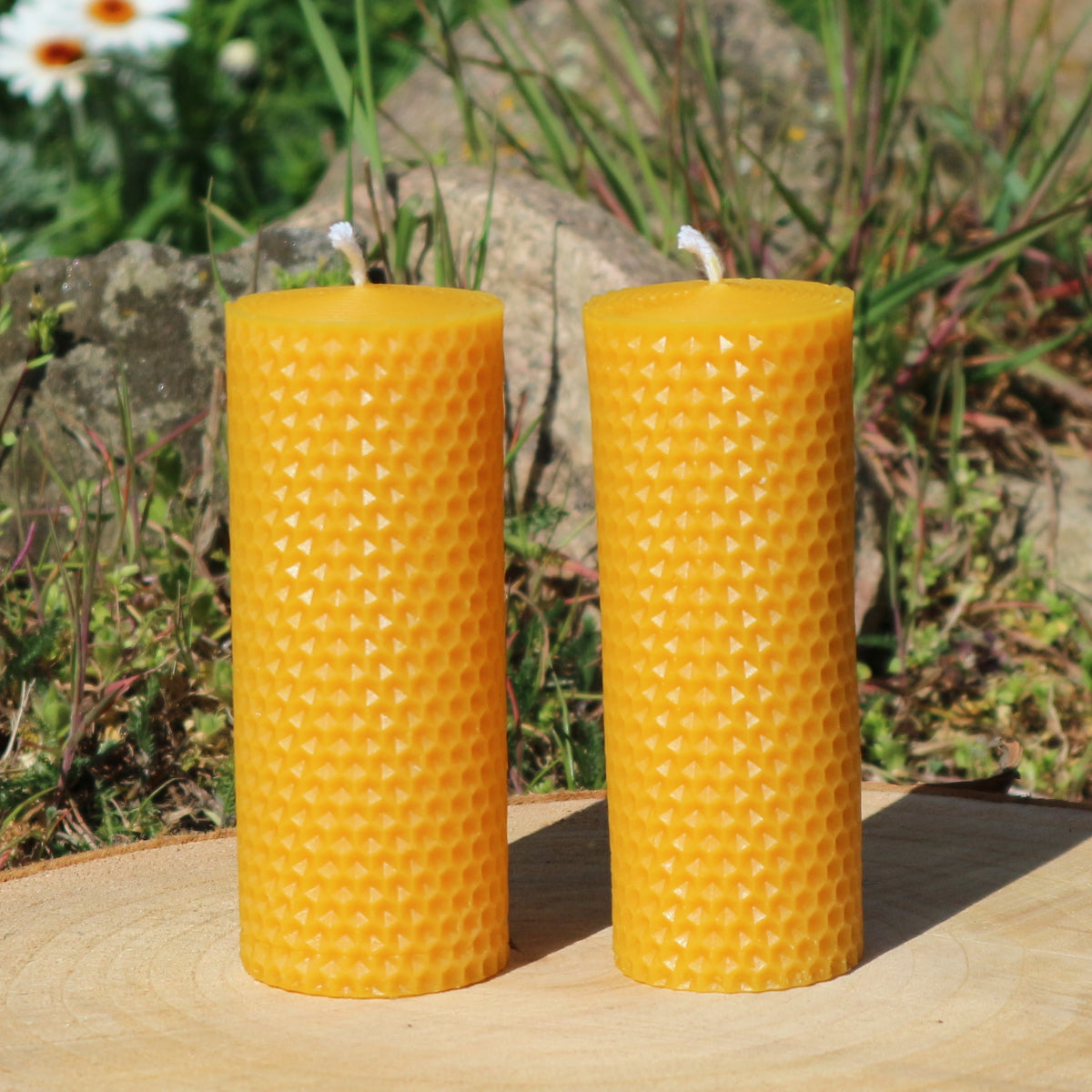 2 Bienenwachskerzen in Wabenoptik Höhe 11cm Durchmesser 4,5cm Gewicht 2 mal 150 Gramm
