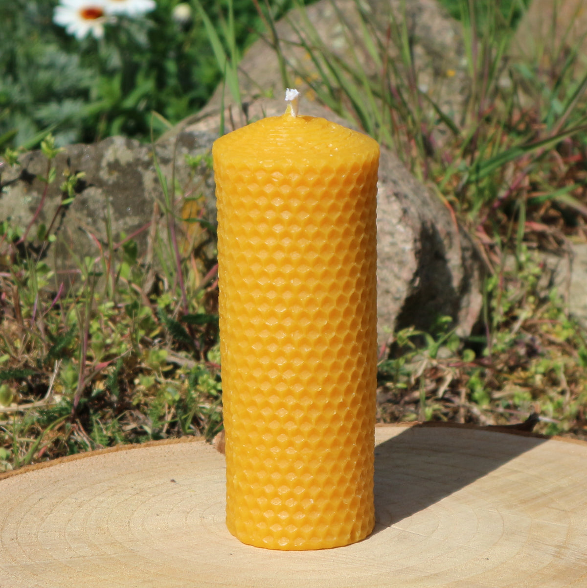 Bienenwachskerze in Wabenoptik Höhe14cm Durchmesser 5,5cm Gewicht 260 Gramm