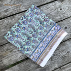 Handgefertigtes Tuch im traditionellen indischen Blockprint-Stil. Farbe grün-blau auf zartem Mintgrün. Größe 150 cm mal 200 cm als Tischdecke, Strandtuch, Tagesdecke