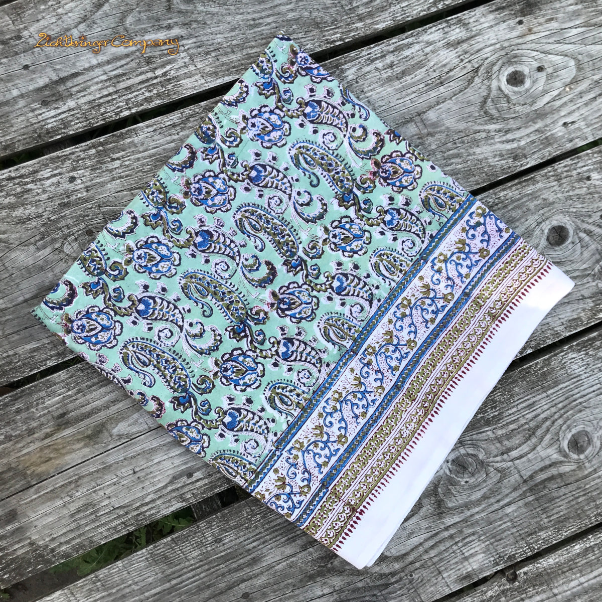 Handgefertigtes Tuch im traditionellen indischen Blockprint-Stil. Farbe grün-blau auf zartem Mintgrün. Größe 150 cm mal 200 cm als Tischdecke, Strandtuch, Tagesdecke