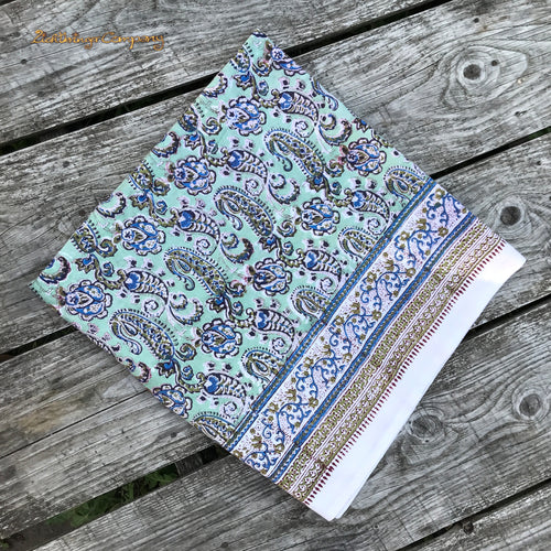 Handgefertigtes Tuch im traditionellen indischen Blockprint-Stil. Farbe grün-blau auf zartem Mintgrün. Größe 150 cm mal 200 cm als Tischdecke, Strandtuch, Tagesdecke