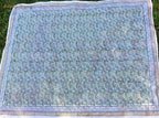 Handgefertigtes Tuch im traditionellen indischen Blockprint-Stil. Farbe grün-blau auf zartem Mintgrün. Größe 225 cm mal 275 cm als Tischdecke, Strandtuch, Tagesdecke