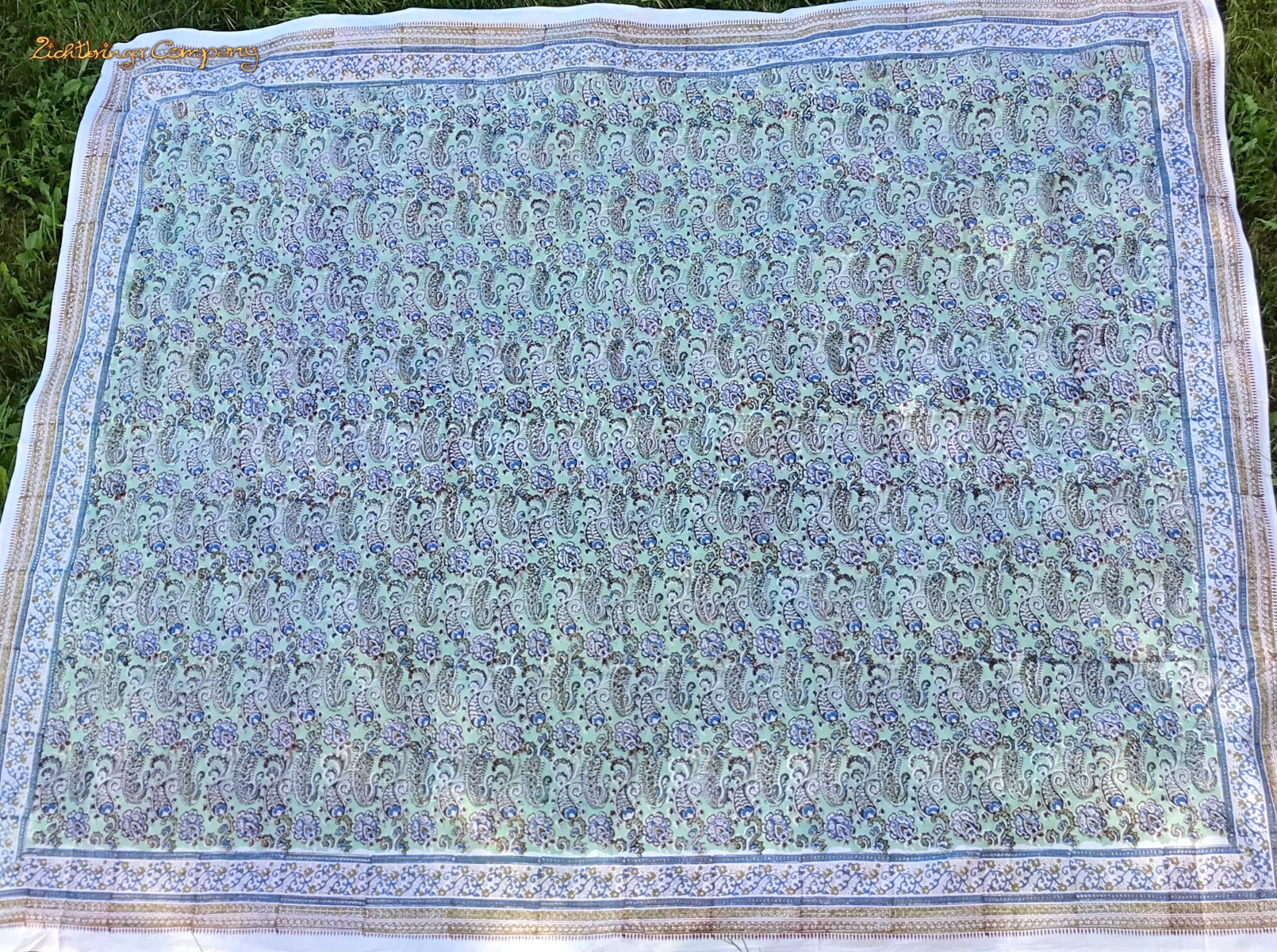 Handgefertigtes Tuch im traditionellen indischen Blockprint-Stil. Farbe grün-blau auf zartem Mintgrün. Größe 225 cm mal 275 cm als Tischdecke, Strandtuch, Tagesdecke