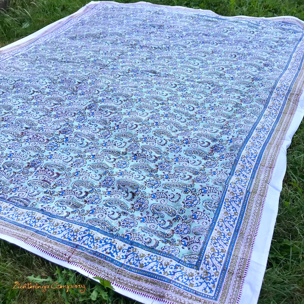 Handgefertigtes Tuch im traditionellen indischen Blockprint-Stil. Farbe grün-blau auf zartem Mintgrün. Größe 225 cm mal 275 cm als Tischdecke, Strandtuch, Tagesdecke