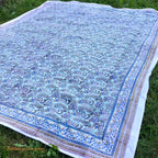 Handgefertigtes Tuch im traditionellen indischen Blockprint-Stil. Farbe grün-blau auf zartem Mintgrün. Größe 225 cm mal 275 cm als Tischdecke, Strandtuch, Tagesdecke