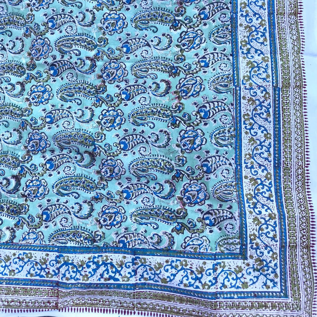 Handgefertigtes Tuch im traditionellen indischen Blockprint-Stil. Farbe grün-blau auf zartem Mintgrün. Größe 225 cm mal 275 cm als Tischdecke, Strandtuch, Tagesdecke