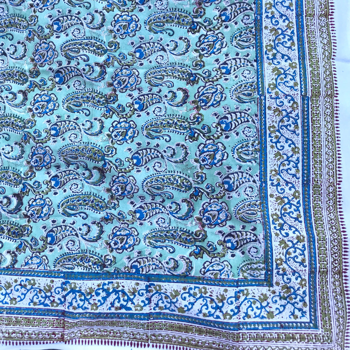 Handgefertigtes Tuch im traditionellen indischen Blockprint-Stil. Farbe grün-blau auf zartem Mintgrün. Größe 225 cm mal 275 cm als Tischdecke, Strandtuch, Tagesdecke