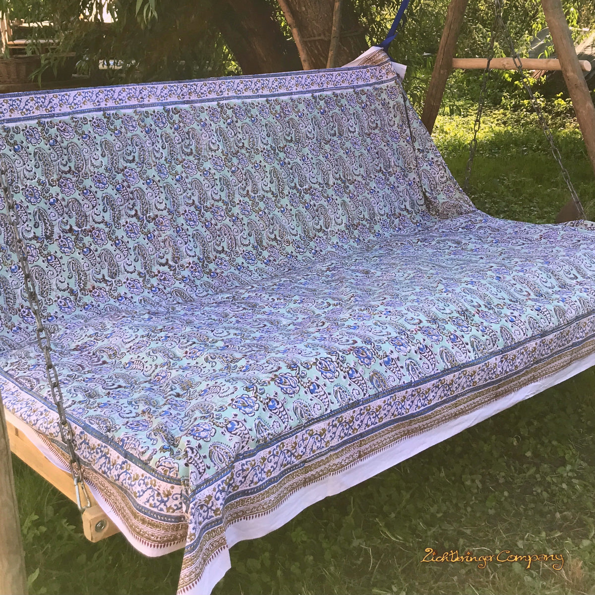 Handgefertigtes Tuch im traditionellen indischen Blockprint-Stil. Farbe grün-blau auf zartem Mintgrün. Größe 225 cm mal 275 cm als Tischdecke, Strandtuch, Tagesdecke