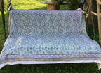 Handgefertigtes Tuch im traditionellen indischen Blockprint-Stil. Farbe grün-blau auf zartem Mintgrün. Größe 225 cm mal 275 cm als Tischdecke, Strandtuch, Tagesdecke