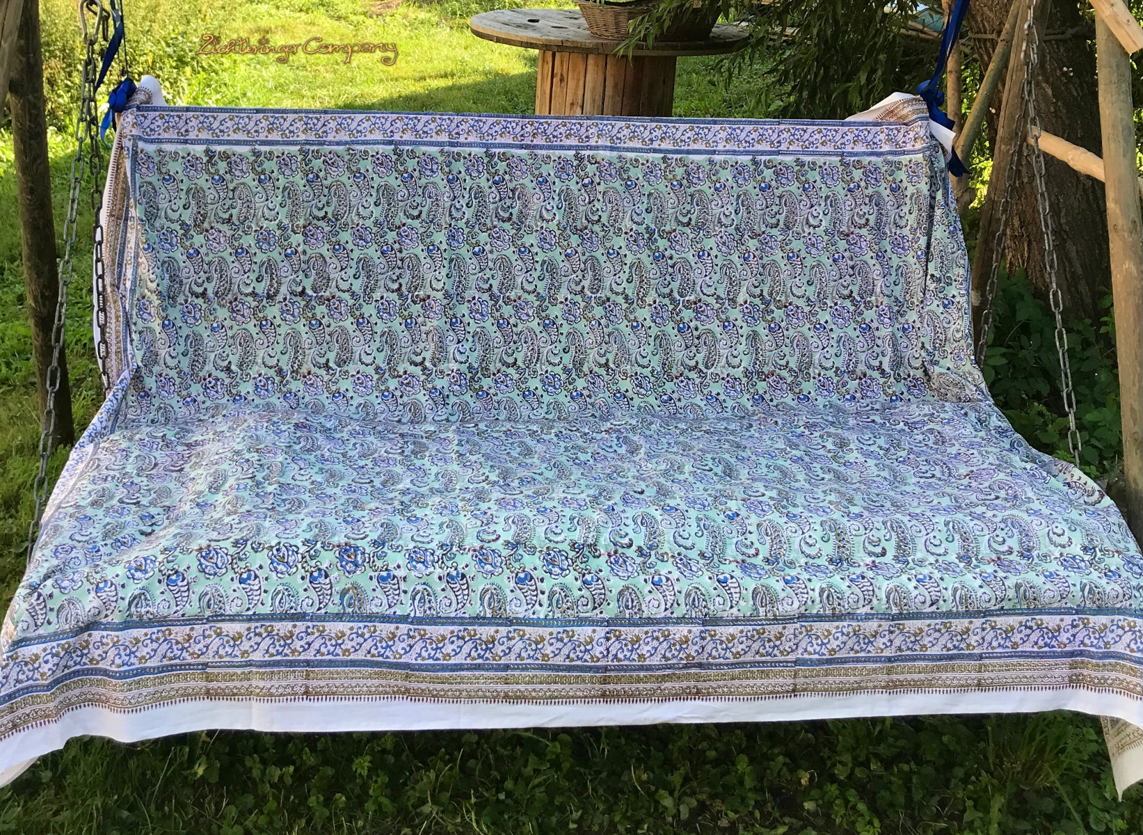 Handgefertigtes Tuch im traditionellen indischen Blockprint-Stil. Farbe grün-blau auf zartem Mintgrün. Größe 225 cm mal 275 cm als Tischdecke, Strandtuch, Tagesdecke