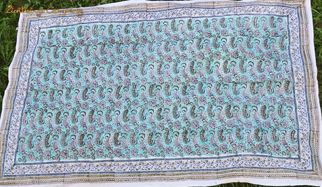 Handgefertigtes Tuch im traditionellen indischen Blockprint-Stil. Farbe grün-blau auf zartem Mintgrün. Größe 150 cm mal 200 cm als Tischdecke, Strandtuch, Tagesdecke