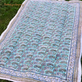 Handgefertigtes Tuch im traditionellen indischen Blockprint-Stil. Farbe grün-blau auf zartem Mintgrün. Größe 150 cm mal 200 cm als Tischdecke, Strandtuch, Tagesdecke