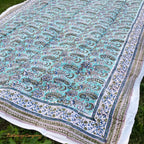 Handgefertigtes Tuch im traditionellen indischen Blockprint-Stil. Farbe grün-blau auf zartem Mintgrün. Größe 150 cm mal 200 cm als Tischdecke, Strandtuch, Tagesdecke