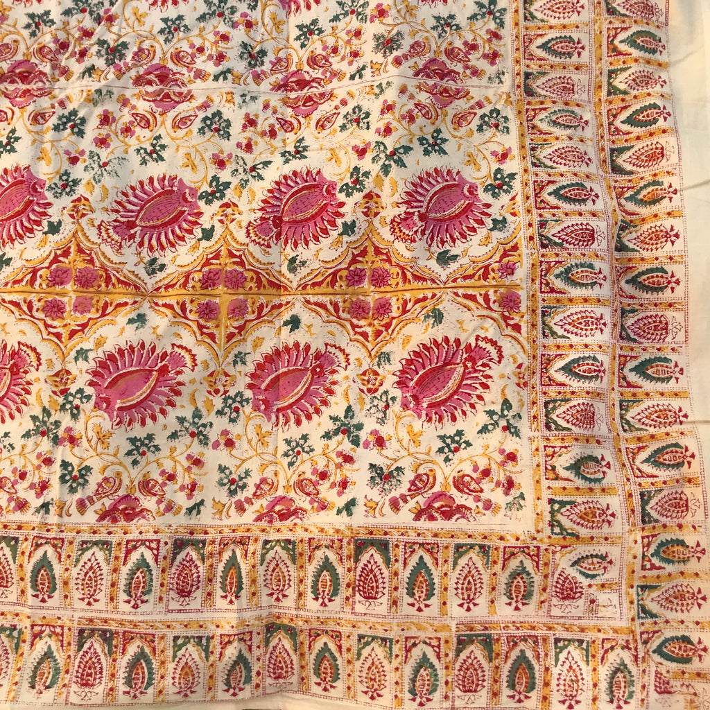Tissu imprimé au bloc avec un délicat motif floral
