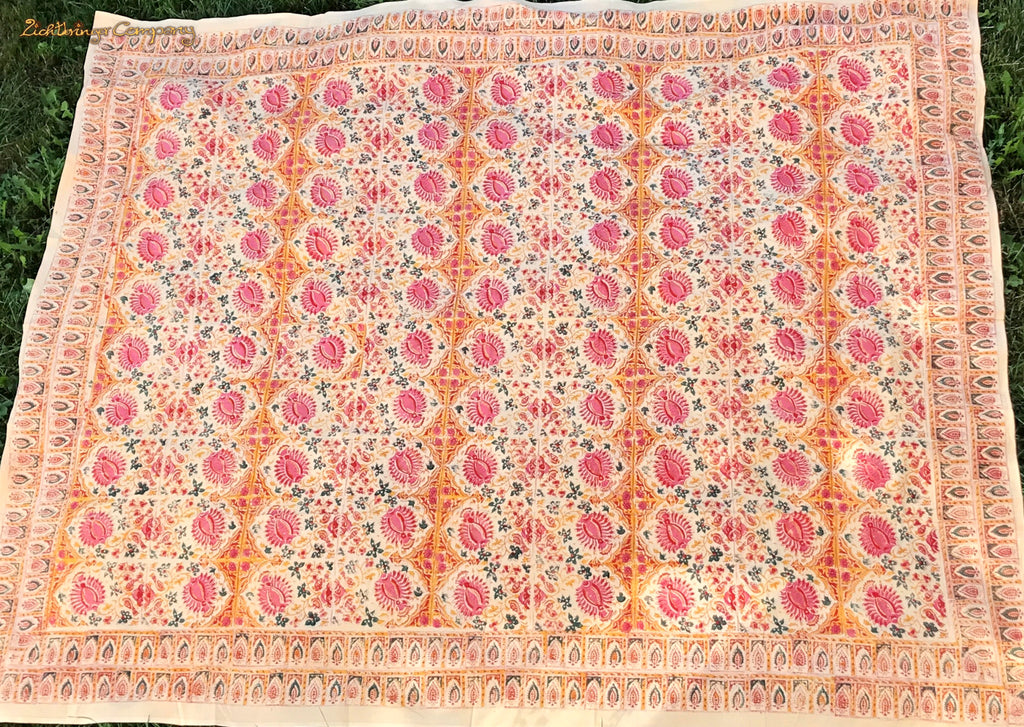 Tissu imprimé au bloc avec un délicat motif floral