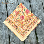 Tissu imprimé au bloc avec un délicat motif floral