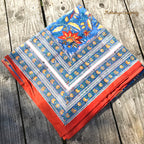 Blockdruck Tuch mit Blumen, kräftige Farben blau, rot, gelb. Größe 225 cm mal 275 cm