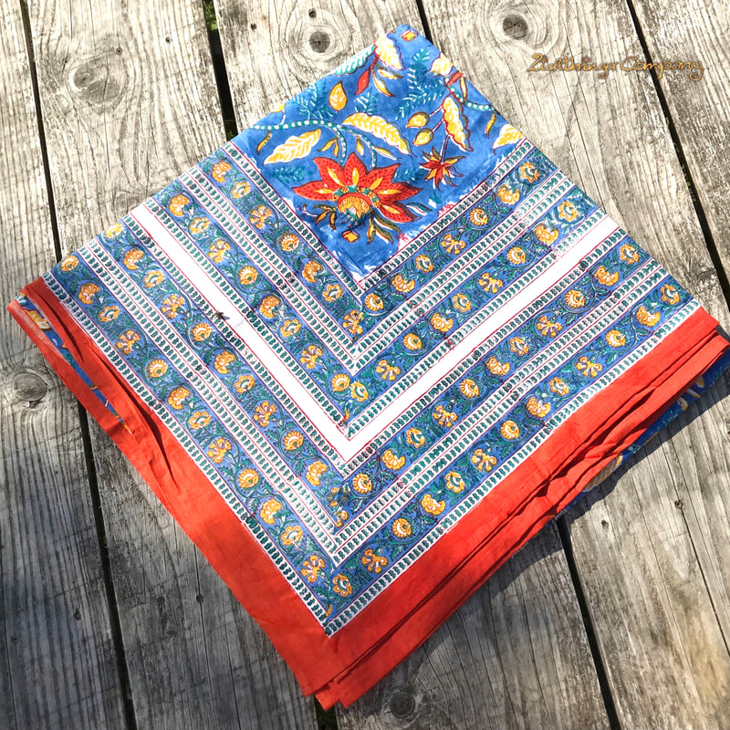 Blockdruck Tuch mit Blumen, kräftige Farben blau, rot, gelb. Größe 225 cm mal 275 cm