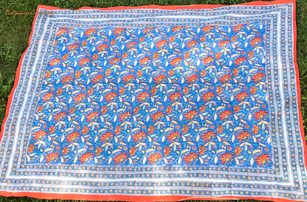 Blockdruck Tuch mit Blumen, kräftige Farben blau, rot, gelb. Größe 225 cm mal 275 cm als Tagesdecke, Strandtuch, Tischdecke