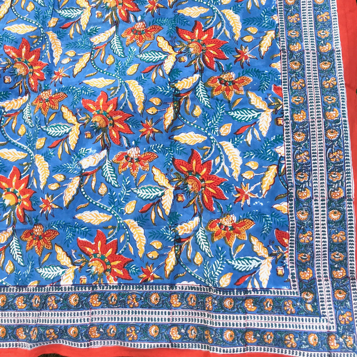 Blockdruck Tuch mit Blumen, kräftige Farben blau, rot, gelb. Größe 150 cm mal 200 cm