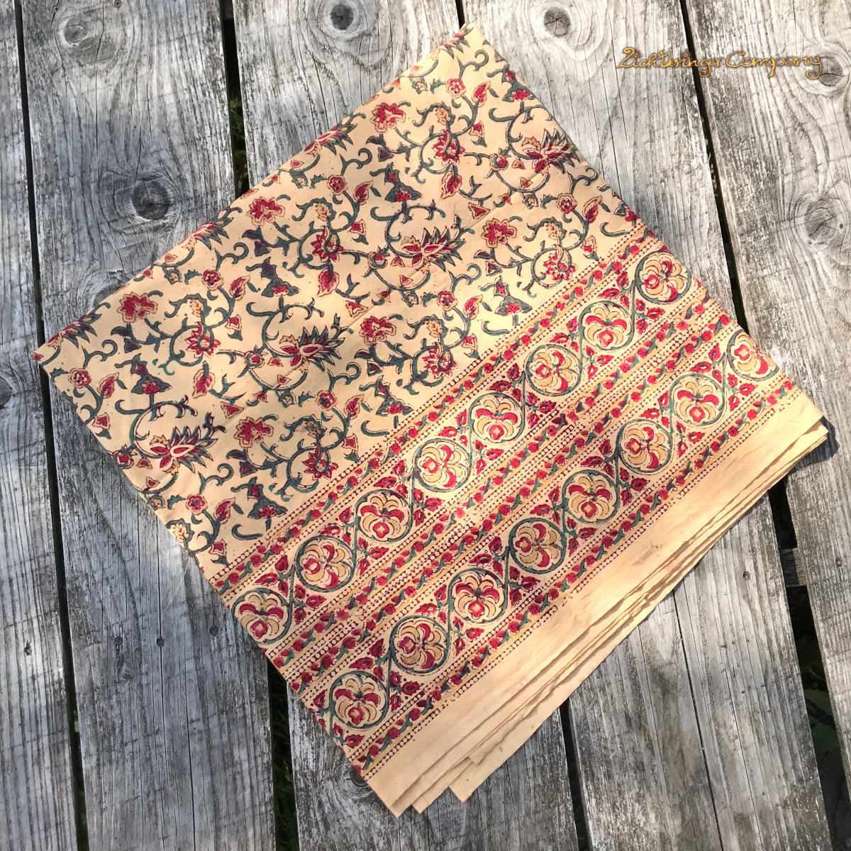 Blockdruck Tuch mit floralen Wirbeln