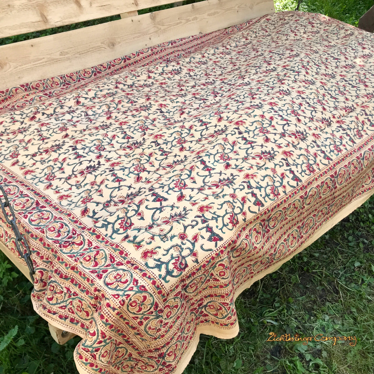 Blockdruck Tuch mit floralen Wirbeln