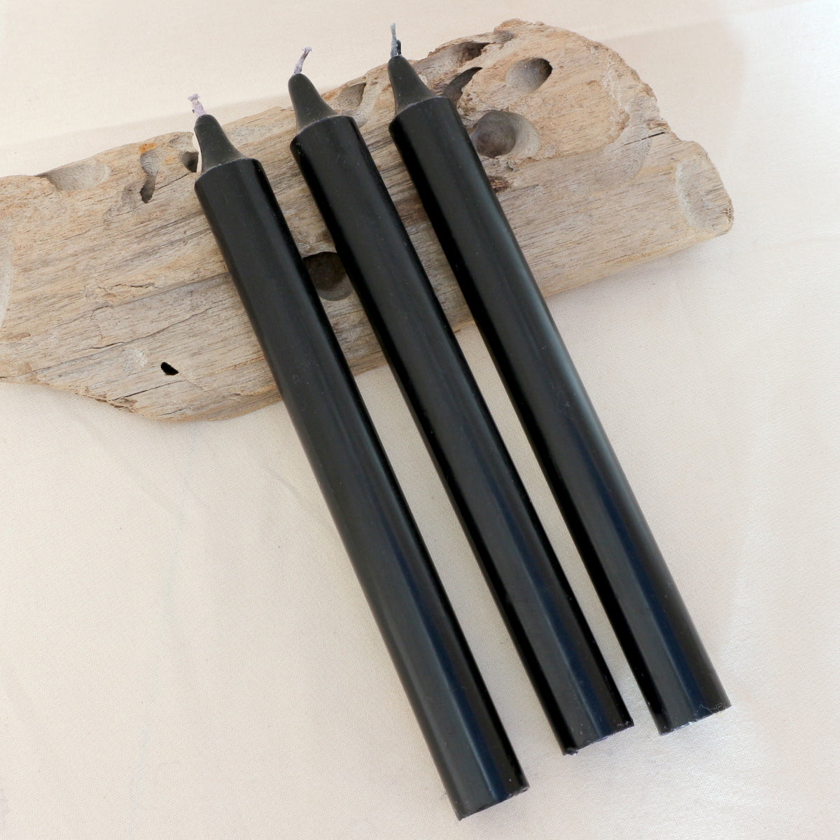 Schwarze Kerzen mit Patchouliduft 3 Stück
