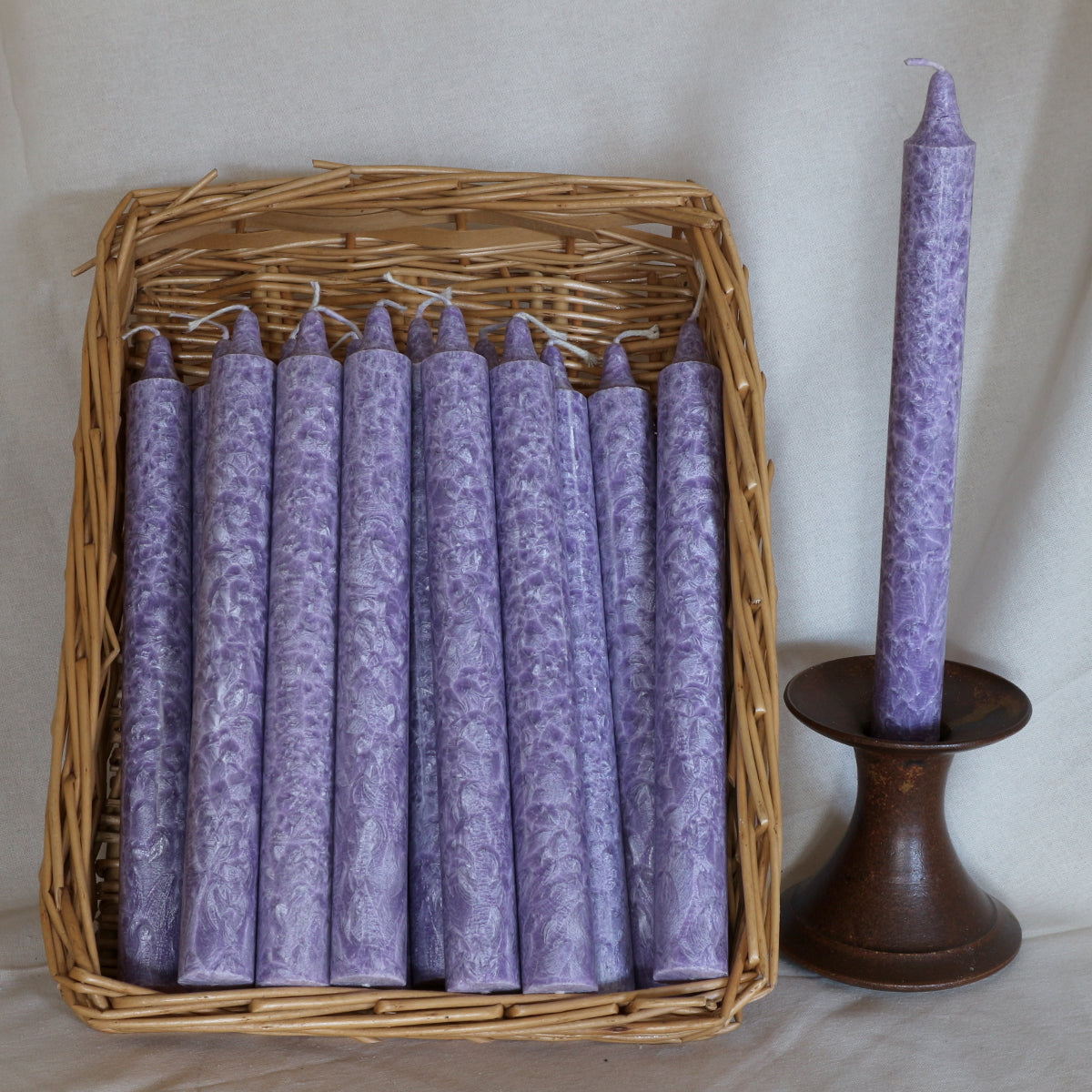 Lavendel Duftkerze aus Pflanzenwachs in der Farbe lila